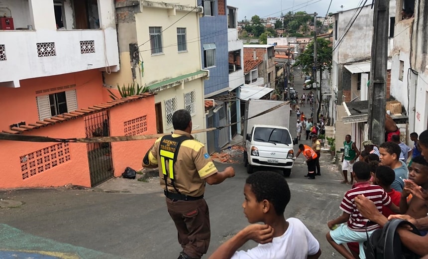 Caminhão baú atinge escola em São Gonçalo após motorista perder a direção do veículo