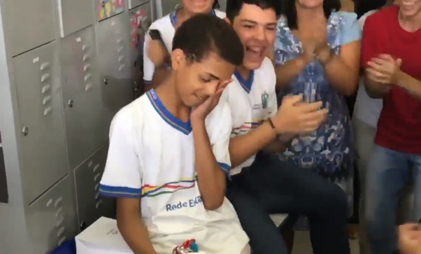 Haja amor! Estudantes presenteiam colega com celular e vídeo viraliza; assista