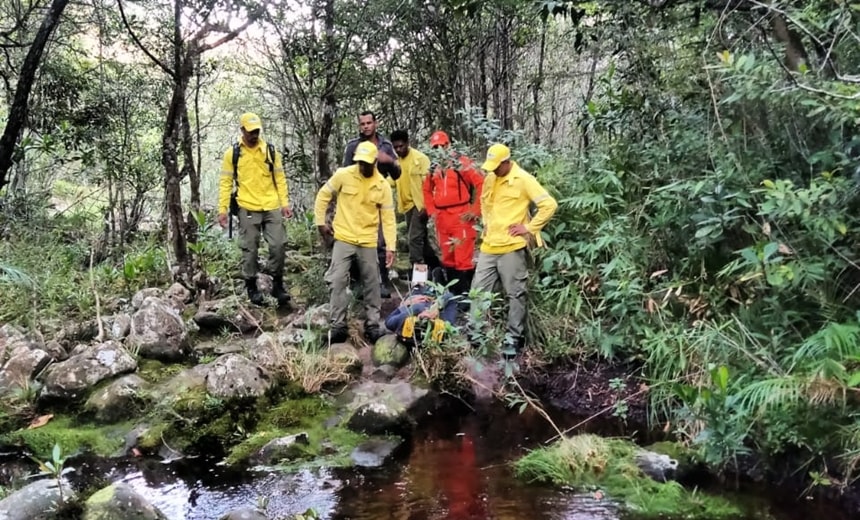 Vídeo: homem é resgatado mais de 24h após se machucar em trilha na Chapada Diamantina