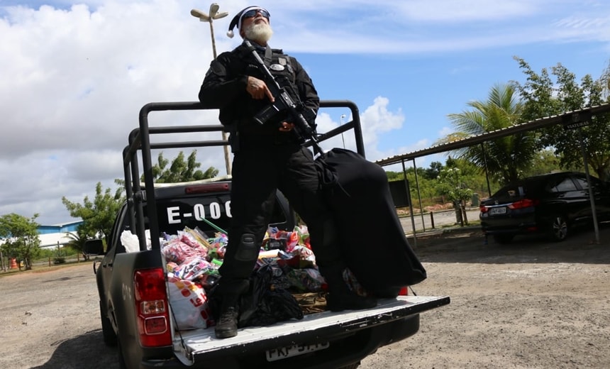 &#8220;Policial Noel&#8221; entrega mais de 500 brinquedos na comunidade da Polêmica