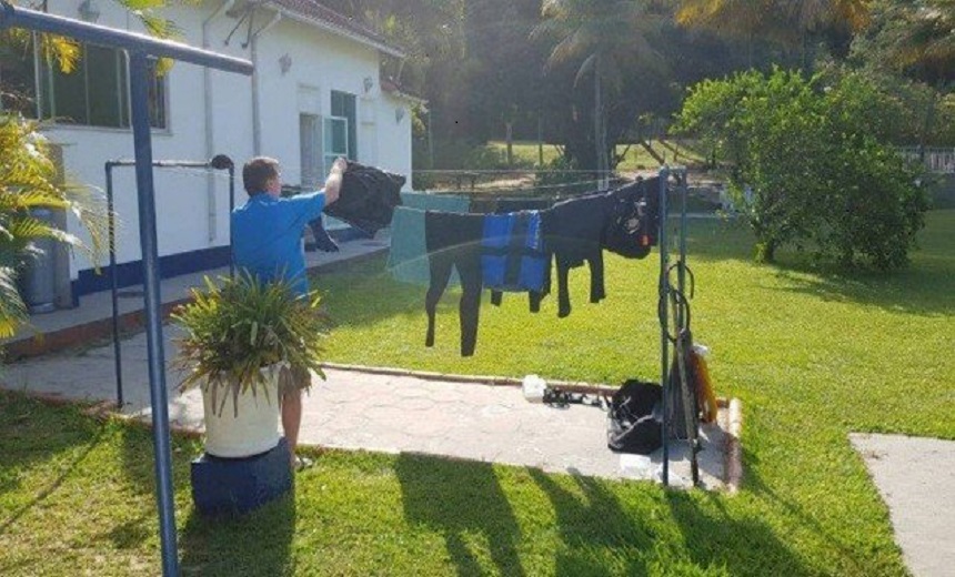 Em área militar do Rio, Bolsonaro divulga foto em que pendura roupas no varal