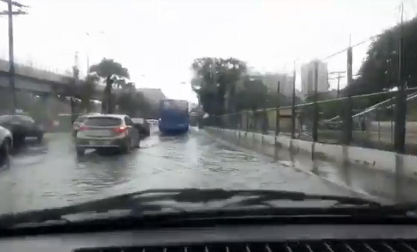 Chuva forte causa alagamentos e derruba árvores em Salvador; veja vídeos