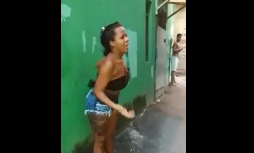 Jovem morta na Boca do Rio aparece em vídeo apanhando de traficantes; assista