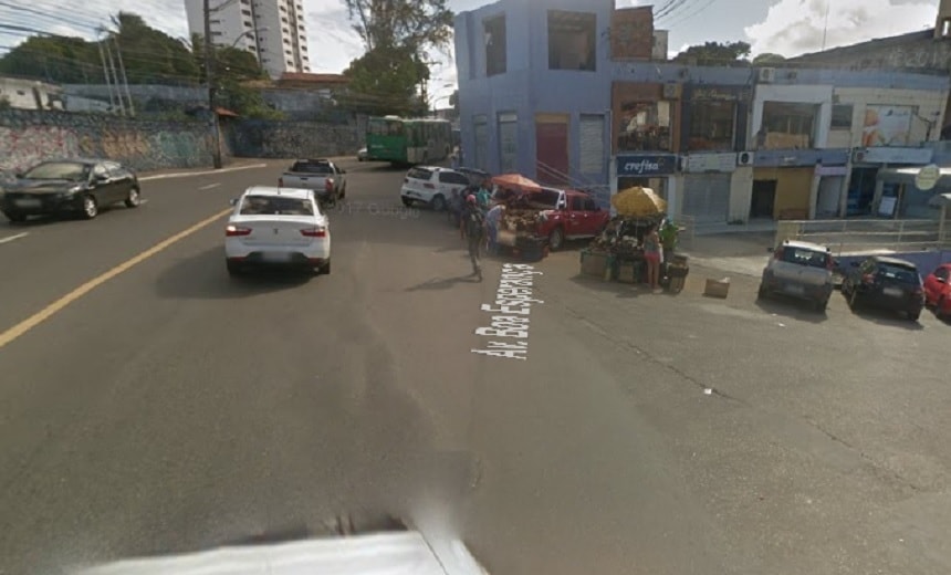 Colisão entre ônibus e motocicleta deixa uma pessoa ferida no bairro do Cabula