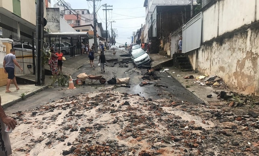 Rua cede e deixa cenário de destruição em Brotas; veja vídeos