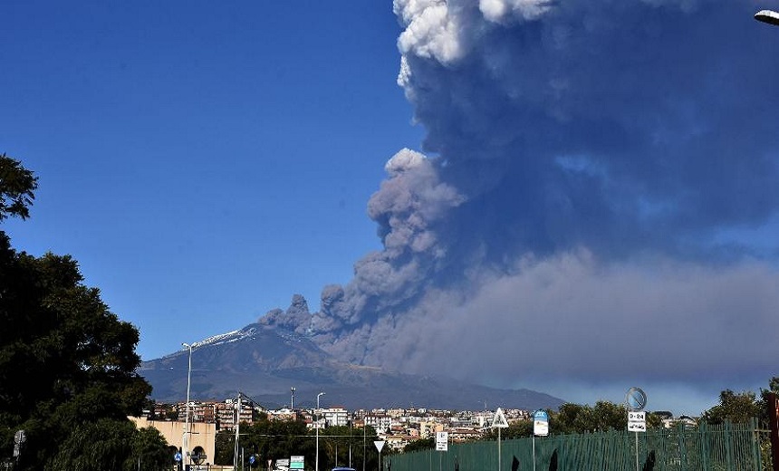 Vulcão na Itália entra em erupção e obriga fechamento de aeroporto