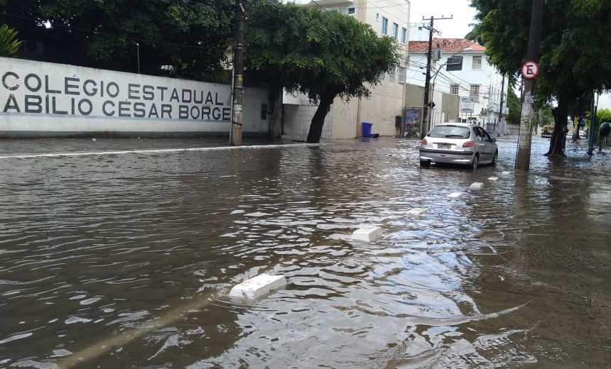 Forte chuva deixa rua completamente alagada causando transtorno na Cidade Baixa