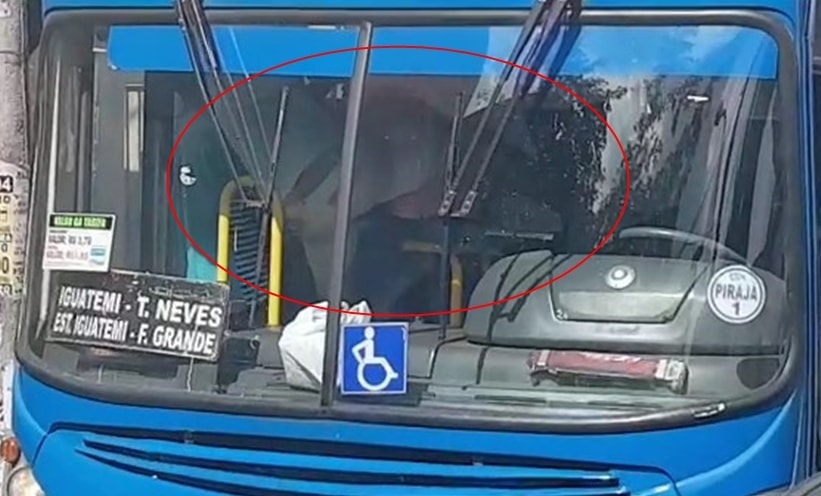 Homem desce de carro e agride motorista de ônibus em Salvador; veja vídeo