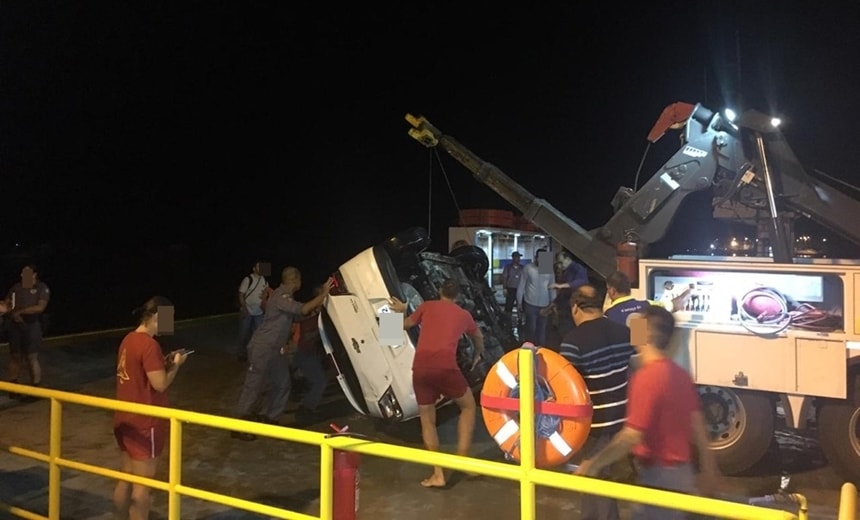 Marinha abre inquérito para apurar morte de adolescente após carro cair de balsa no litoral paulista