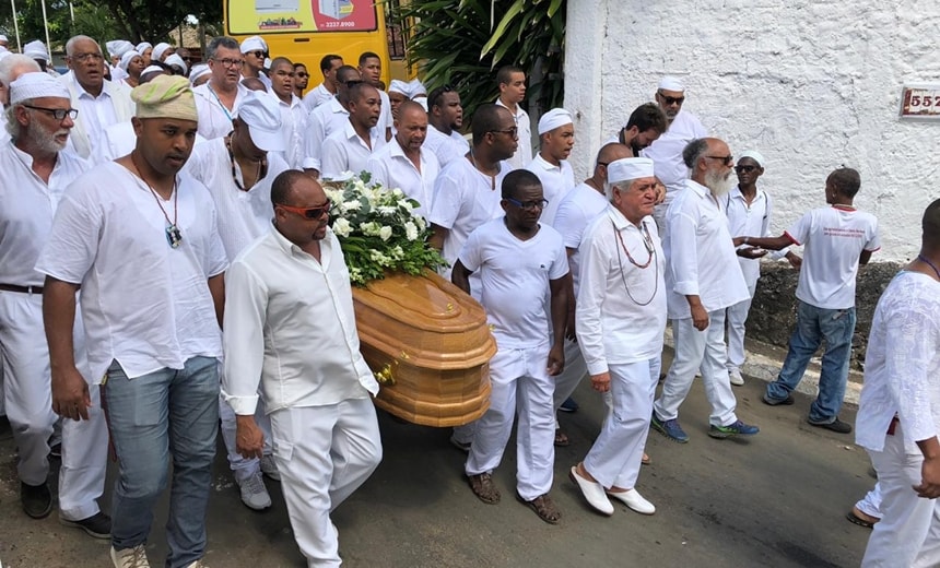 Fiéis participam de cortejo em último adeus à Mãe Stella de Oxóssi; veja vídeos