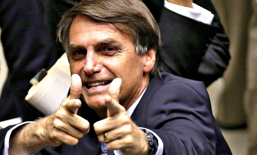 Bolsonaro diz que usará decreto para conceder posse de arma