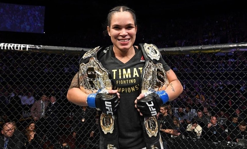 Baiana Amanda Nunes vence Cris Cyborg e faz história ao faturar dois cinturões no UFC