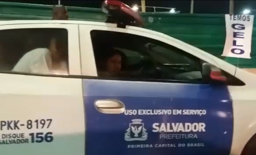 Agente da Transalvador é flagrado dirigindo carro oficial com mais de quatro mulheres