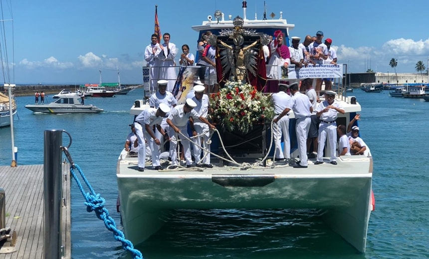 Fiéis participam de procissão a Bom Jesus dos Navegantes; catamarã leva imagem