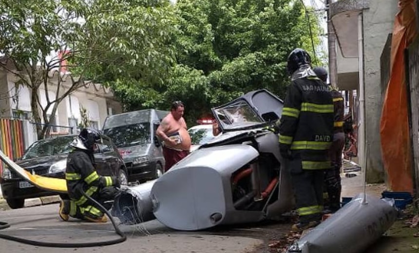 Helicóptero cai em Ubatuba e mata pedestre; ocupantes sobrevivem