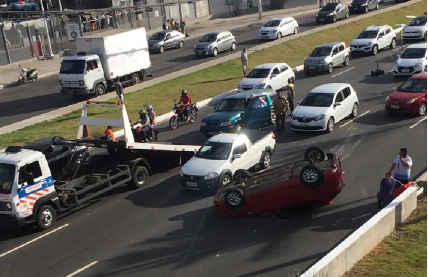 Após capotamento de carro, trânsito fica congestionado na Avenida Paralela