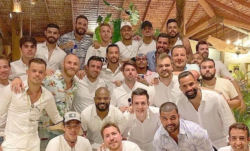 Após repercussão negativa, Neymar refaz foto de festa da virada: &#8220;Nós 3 + 24 homens&#8221;