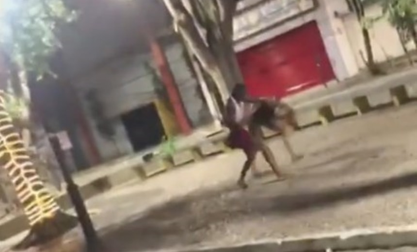 Confusão entre travestis em Feira de Santana acaba em pancadaria; assista