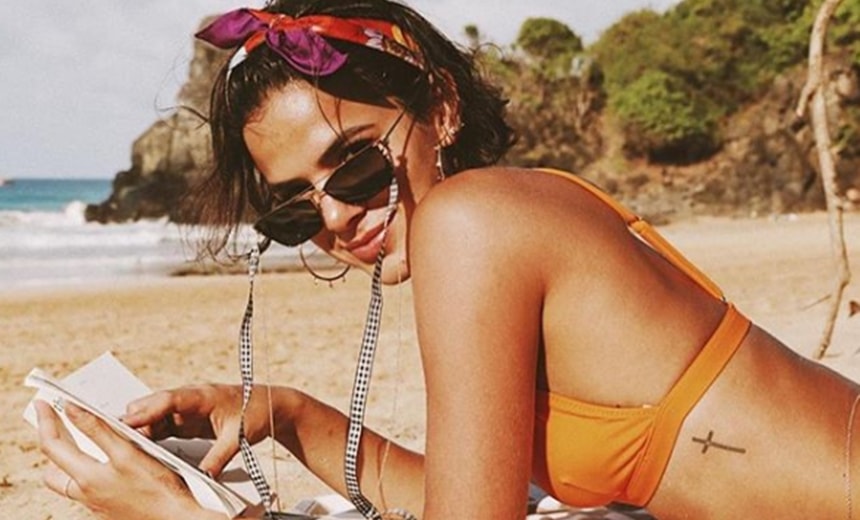 Com amigas famosas, Bruna Marquezine se joga no funk em Fernando de Noronha; veja