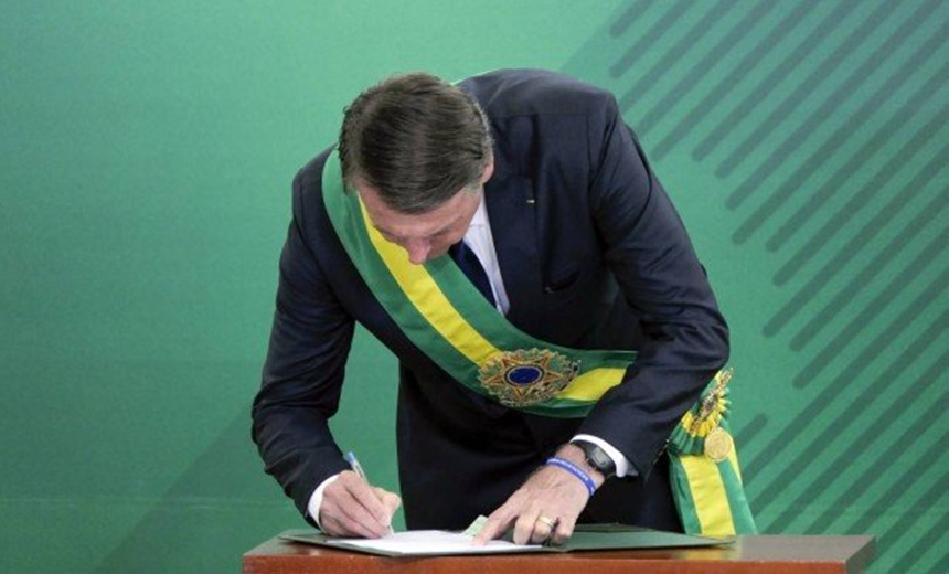 Caneta usada por Bolsonaro em posse chama atenção e empresa se pronuncia; entenda