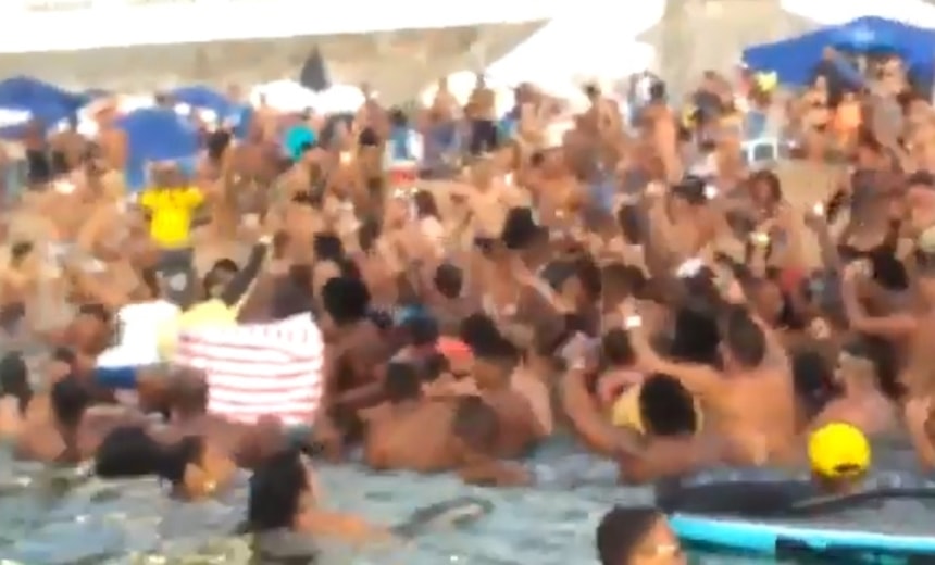 DJ faz &#8220;micareta na água&#8221; no Porto da Barra e vídeos viralizam; assista