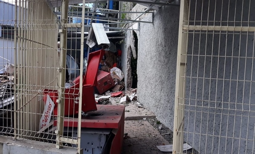 Bandidos explodem caixas eletrônicos em supermercado na Mata Escura