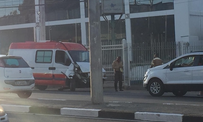 Colisão entre dois veículos deixa feridos e trânsito congestionado na Estrada do Coco