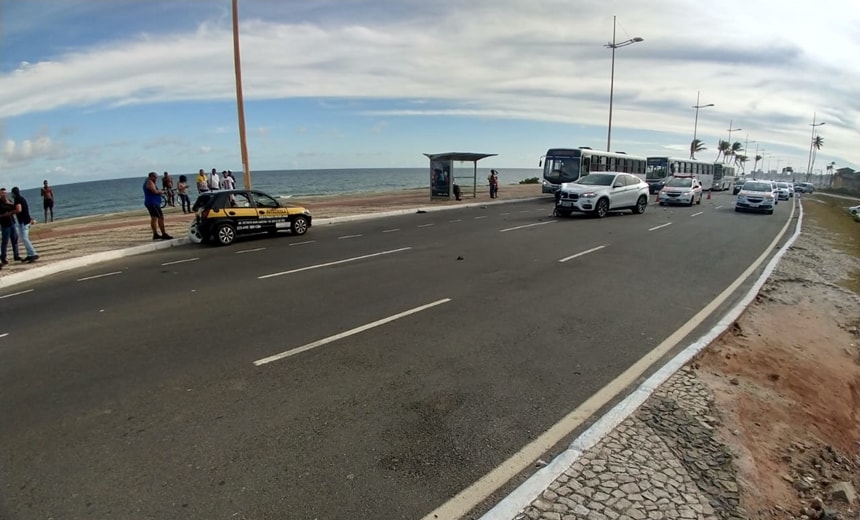 Acidente entre carro de auto-escola e veículo de luxo deixa trânsito lento em Armação