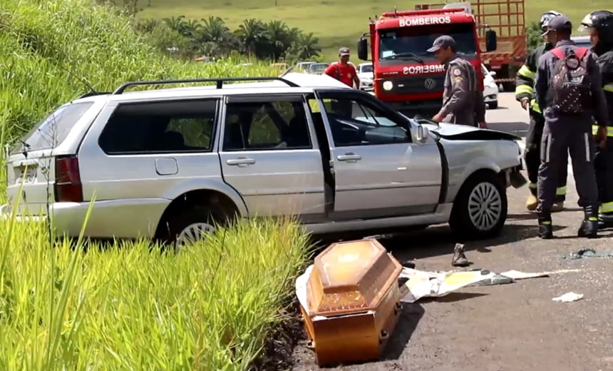 Carro de funerária se envolve em acidente na BR-101 e caixão fica na beira da estrada