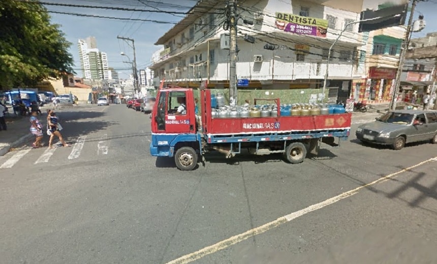 Mulher fica ferida após ser atropelada por carro no bairro de Brotas