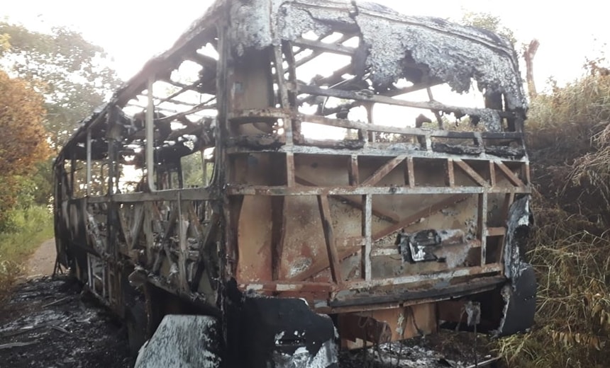 Dois ônibus são incendiados na zona rural de Ilhéus; polícia investiga