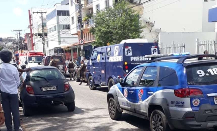 Vigilante e cliente são baleados durante assalto a carro-forte em Periperi