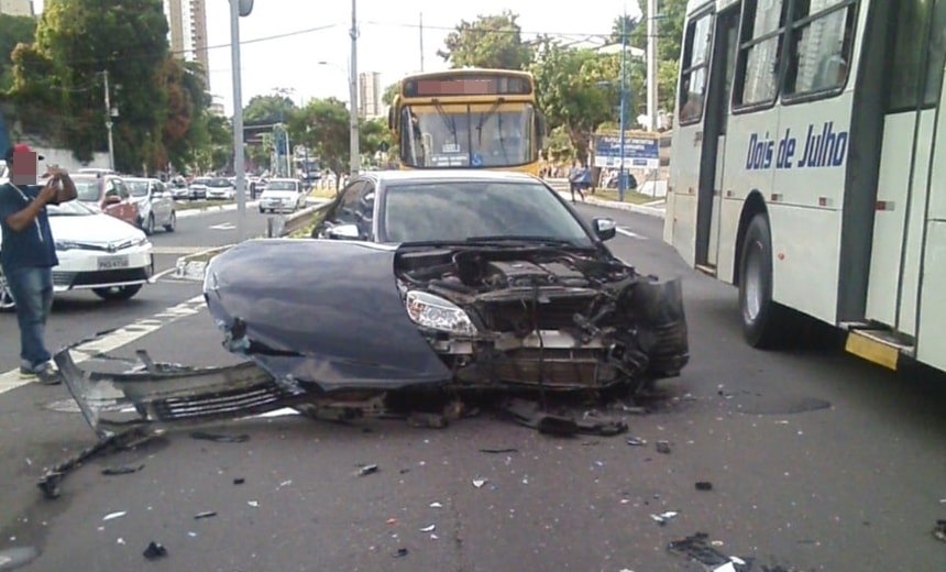 Acidente entre ônibus e carro deixa trânsito complicado na Av.Vasco da Gama