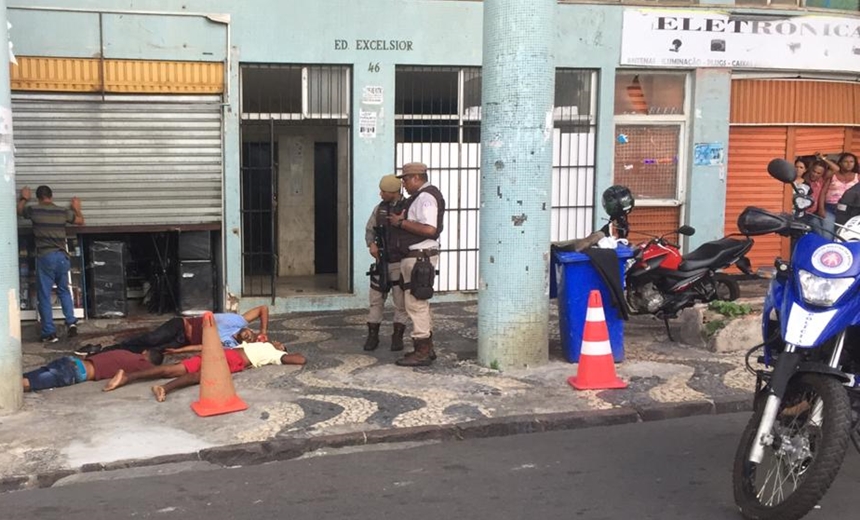 Briga entre facções no Centro Histórico resulta em baleado e presos