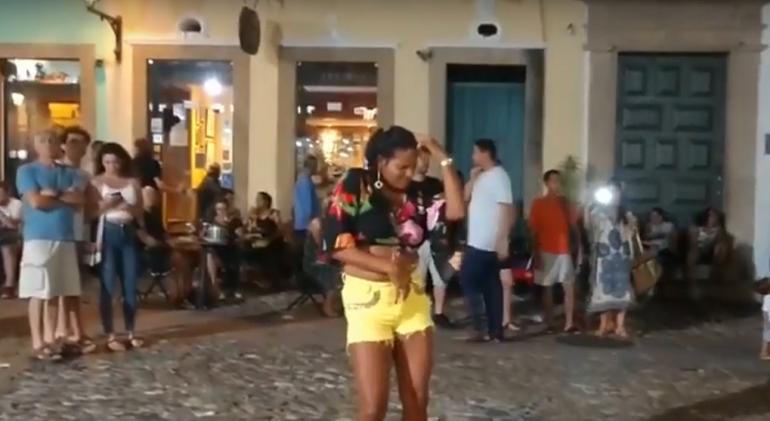 Quem é a dançarina? Misteriosa encanta turistas com dança latina no Pelourinho