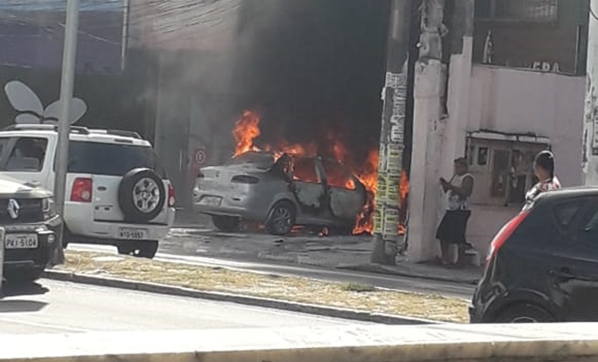 Carro pega fogo próximo a supermercado em Itapuã; veja vídeo