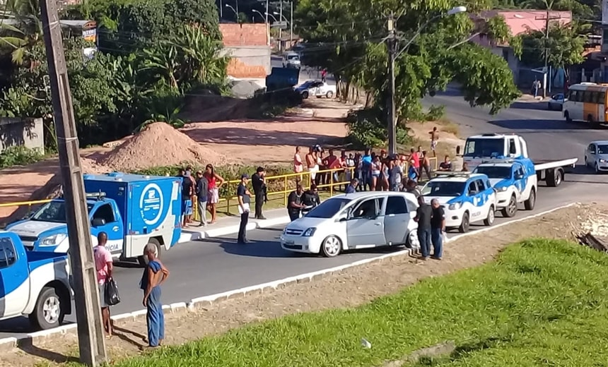 Homem é morto a tiros dentro de veículo na estrada da Base Naval de Aratu