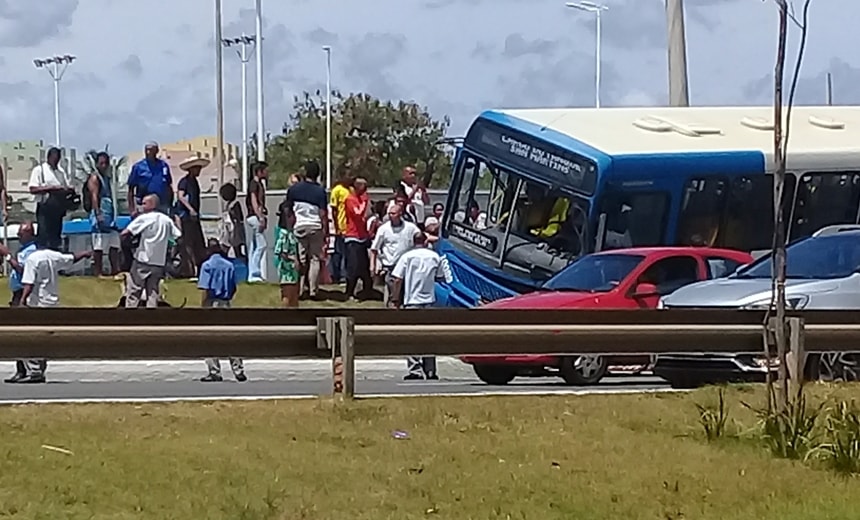 Passageiros passam por susto após ônibus ‘subir’ em canteiro na Av.Paralela