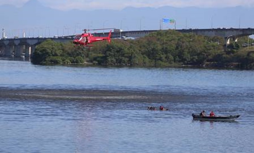 Helicóptero da Polícia Militar cai na Baía de Guanabara, no Rio de Janeiro