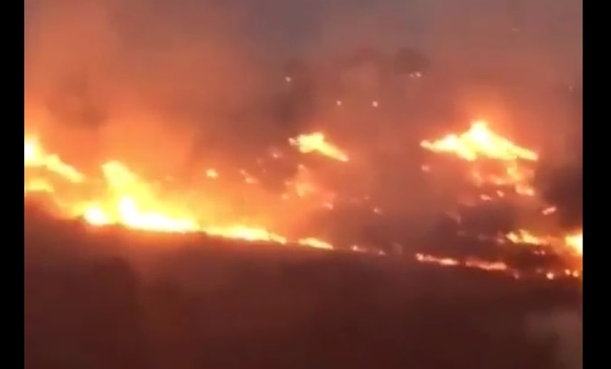 Vídeo: incêndio em vegetação assusta moradores na localidade do Bate Facho, no Imbuí