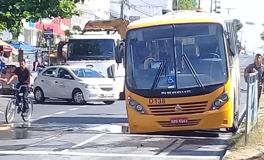 VÍDEO: Após problema com adutora, cratera é aberta, prejudicando trânsito em Itapuã