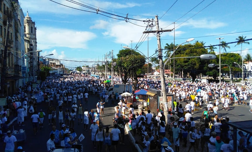 Fiéis se reúnem para iniciar a caminhada até a Colina Sagrada; assista