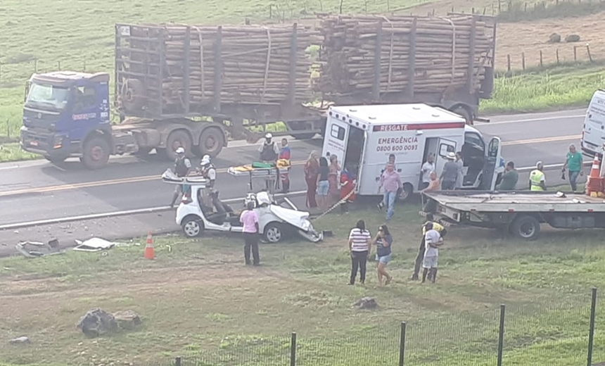 Acidente entre carro e carreta deixa uma pessoa morta e uma ferida na BA-093