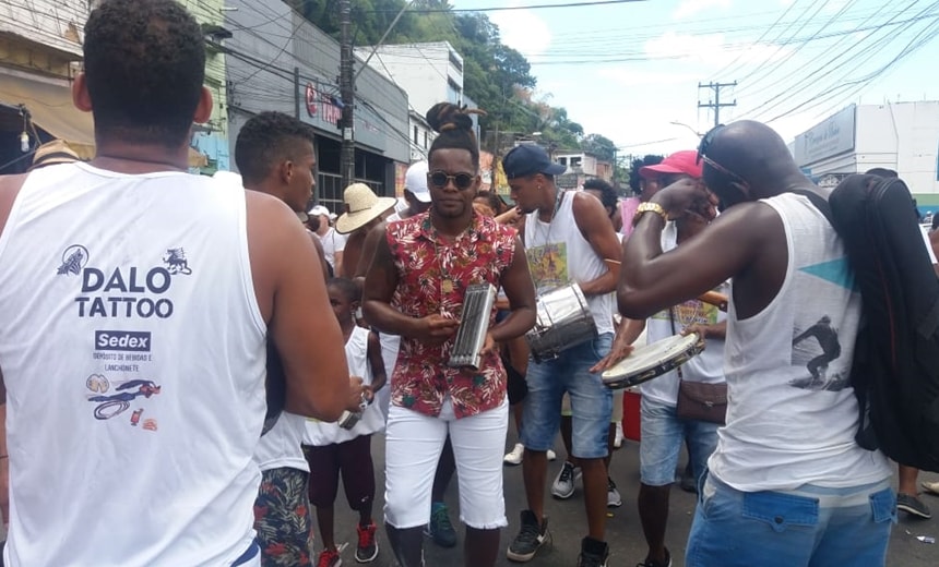 Com muito samba, músicos se divertem durante cortejo na Lavagem do Bonfim