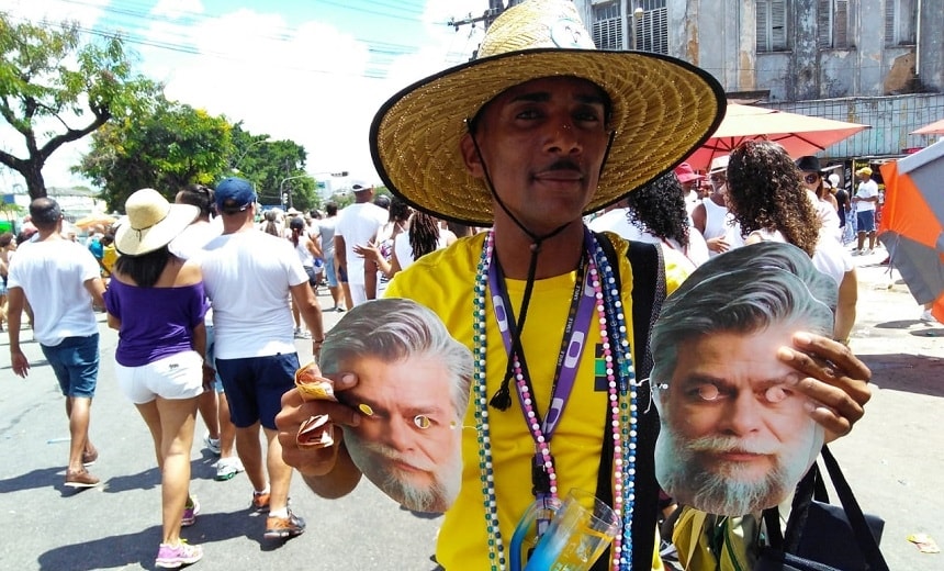 &#8220;Modo Fábio Assunção ativado&#8221;: vendedor faz sucesso com máscaras na Lavagem; veja