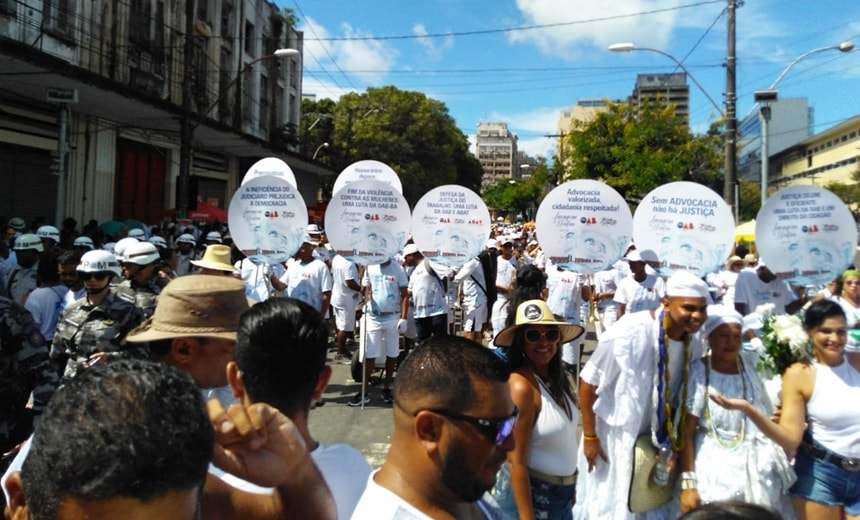 Instituições aproveitam Lavagem do Bonfim para protestar; confira