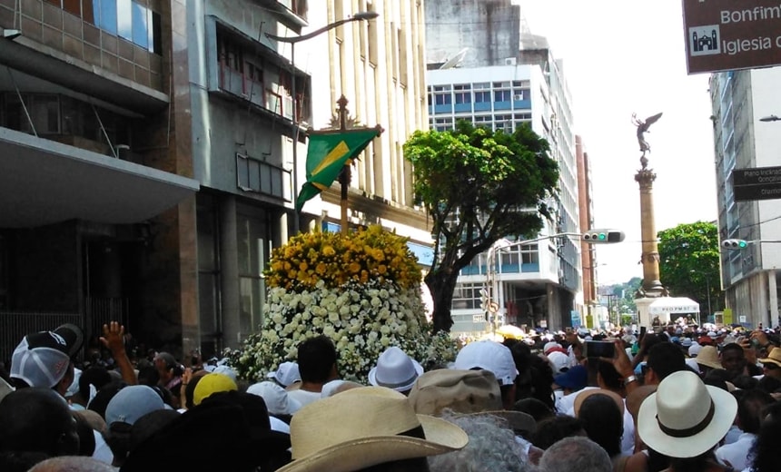 VÍDEO: Cortejo deixa Igreja da Conceição da Praia e segue em direção à Colina Sagrada