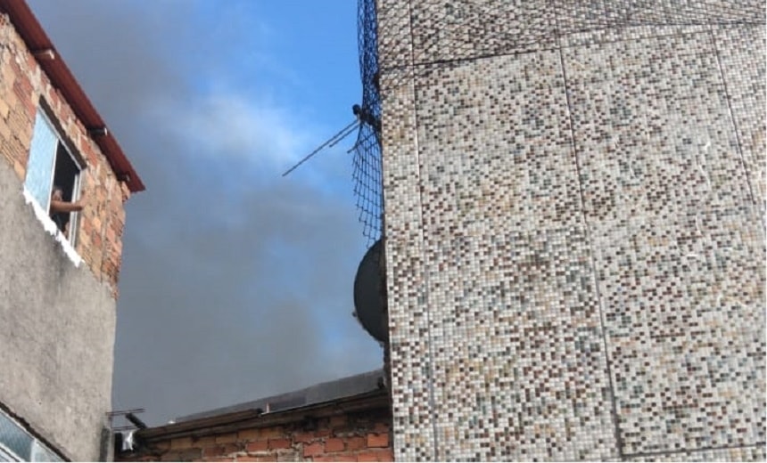 Incêndio atinge casa no bairro da Liberdade; moradores são retirados do imóvel