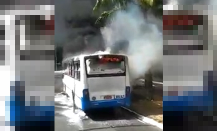 Ônibus pega fogo no Vale de Nazaré e deixa passageiros assustados; veja vídeo