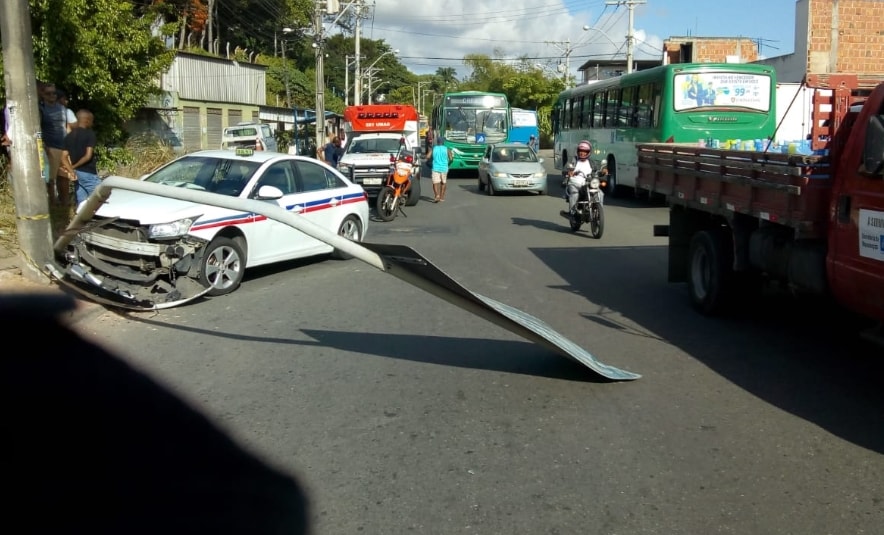 Taxista bate em poste e derruba placa em Campinas de Pirajá; veja vídeo